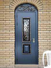 Арочная дверь с коваными элементами
