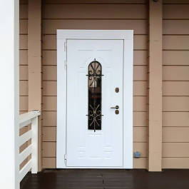 Белая дверь с кованой решеткой