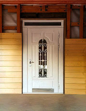 Дверь белого цвета с фрамугой и отбойником