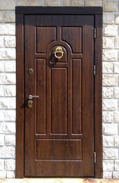 Дверь с коричневым МДФ