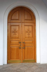 Двустворчатая арочная дверь