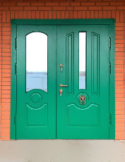 Двустворчатая зеленая дверь со стеклопакетами