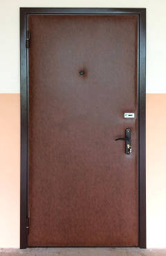 Входная дверь коричневого цвета винилискожа
