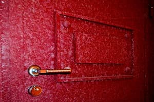 Дверь с красной порошковой краской