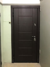 Квартирная дверь с темным МДФ