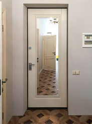 Квартирная дверь с зеркальной вставкой