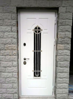 Остекленная дверь белого цвета