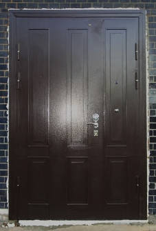 Уличная дверь с металлофиленкой