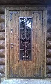 Входная дверь с коваными деталями