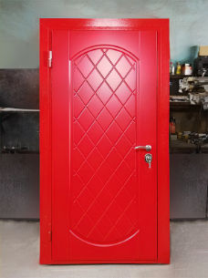 Входная дверь с МДФ красного цвета
