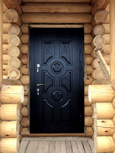 Входная дверь в бревенчатом доме