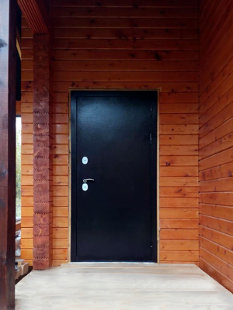 Входная дверь в деревянном доме